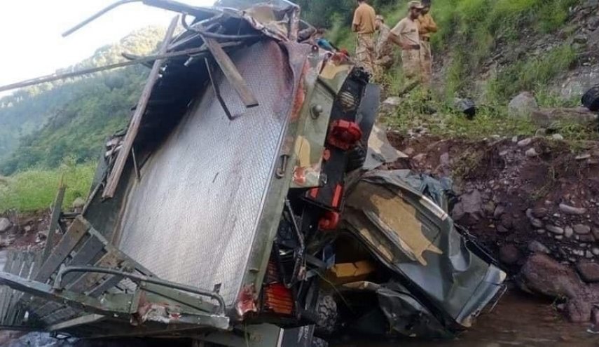 مقتل 9 جنود جراء سقوط شاحنة في وادٍ بكشمير الباكستانية

