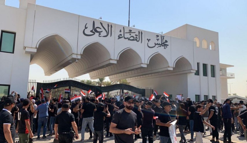 تجمع هواداران جریان صدر مقابل ساختمان دیوان عالی عراق 