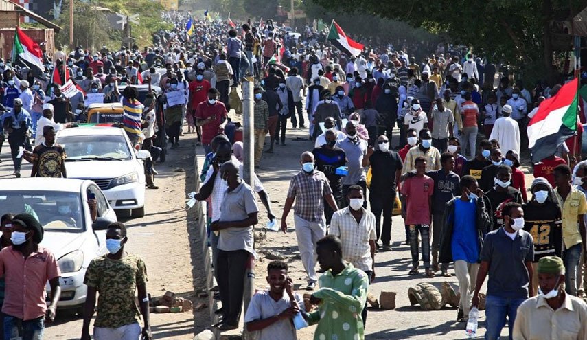 آلاف السودانيين يحاولون الوصول إلى القصر الرئاسي لإسقاط حكم العسكر