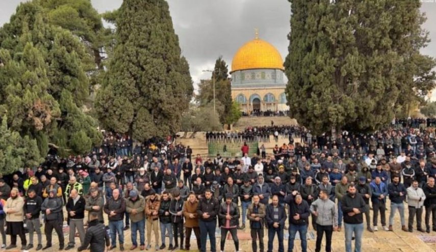 خمسون ألفًا من الفلسطينين يؤدون صلاة الجمعة في المسجد الأقصى
