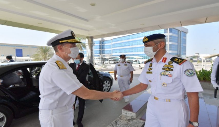 لقاء عسكري إماراتي أمريكي في قاعدة أبوظبي البحرية