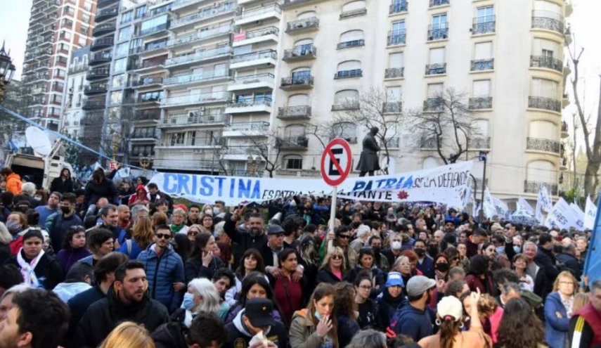 هزاران آرژانتینی در حمایت از رئیس‌جمهوری سابق به خیابان‌ها آمدند