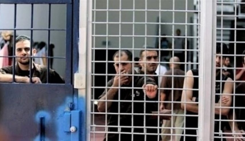 الأسرى الفلسطينيون يحلون الهيئات التنظيمية في سجون الإحتلال