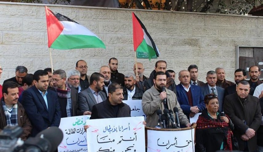 غزة.. وقفة تضامنية مع الأسرى في سجون الاحتلال

