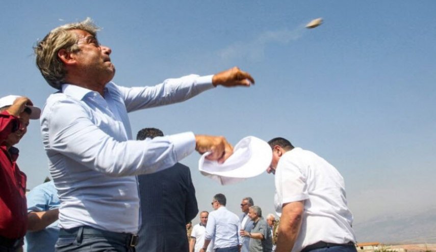دو وزیر لبنانی به سمت اسرائیل سنگ پرتاب کردند + عکس
