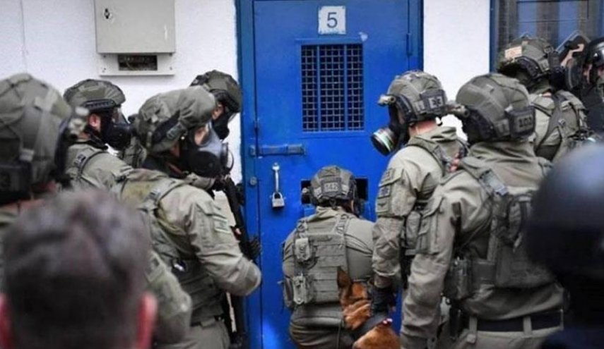 قوات الاحتلال تقتحم غرف الأسرى الفلسطينيين في سجن رامون