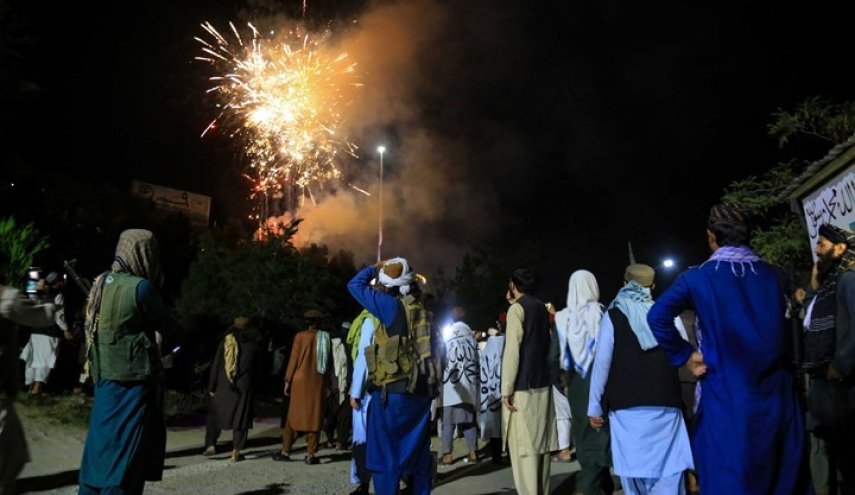 طالبان تحتفل بذكرى انسحاب أمريكا بالألعاب النارية 