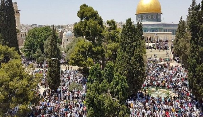 مشارکت ۵۰ هزار فلسطینی در نماز جمعه مسجد الاقصی
