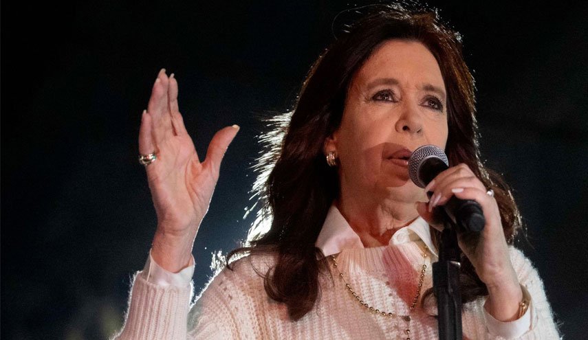 نائبة الرئيس الأرجنتيني تنجو من محاولة اغتيال