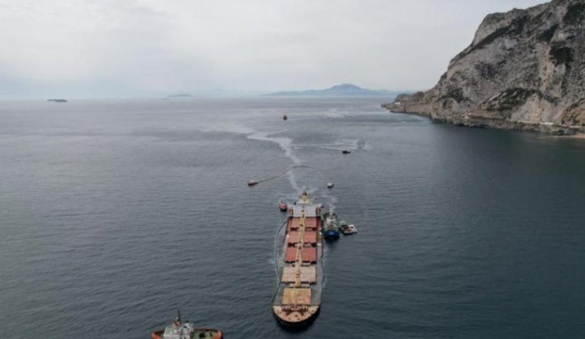 وصول التسرب النفطي من سفينة جانحة الى شواطئ جبل طارق