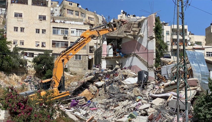 صهیونیست‌ها یک خانواده فلسطینی را مجبور به تخریب منزلشان کردند