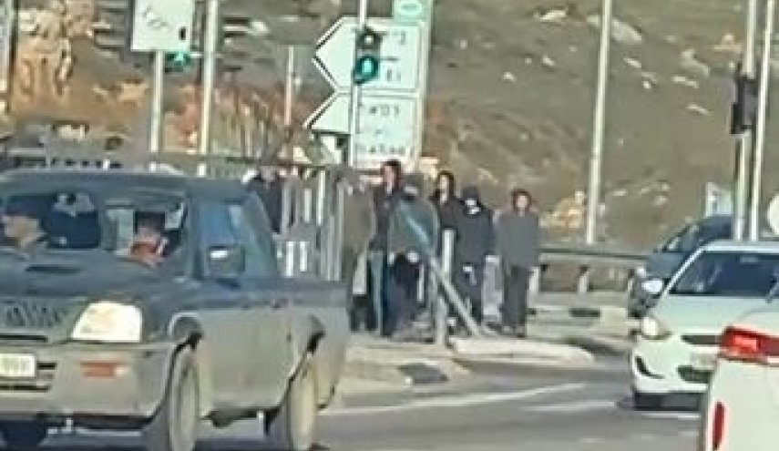 مستوطنون يهاجمون المركبات ويغلقون طريق جنين نابلس