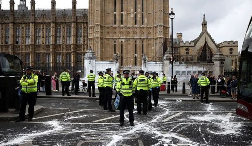 رنگ‌پاشی به ساختمان پارلمان انگلیس برای تلنگر به تراس