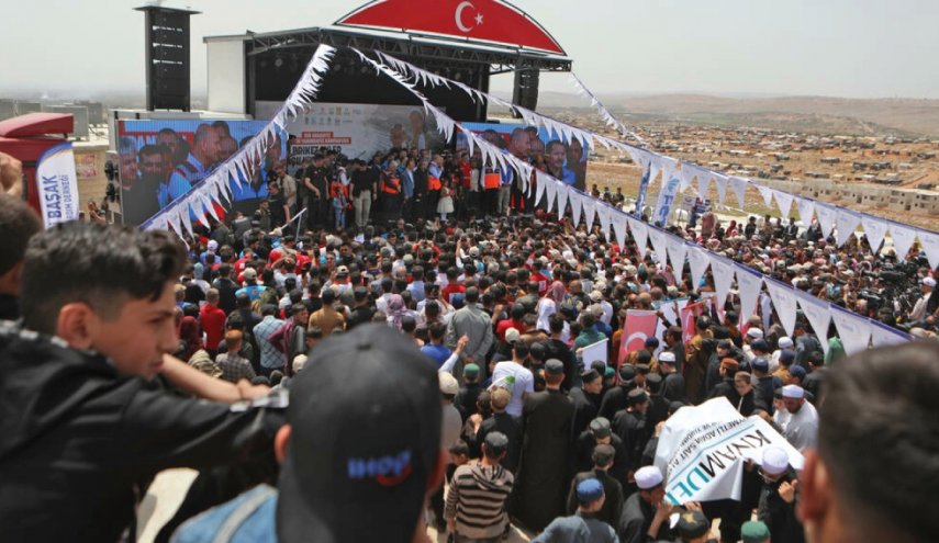 لاجئون سوريون في تركيا يشكلون قافلة للوصول إلى الاتحاد الأوروبي