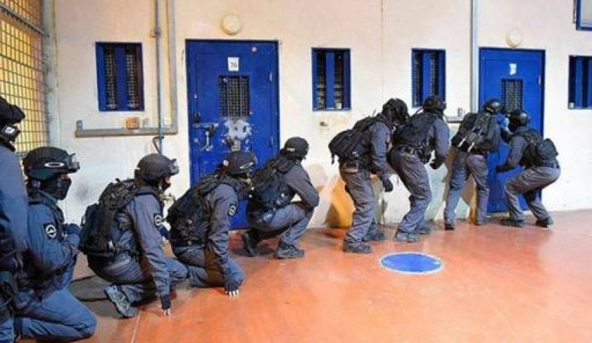 الاحتلال يقتحم قسمين في سجن ’عوفر’ ويعتدي على الأسرى