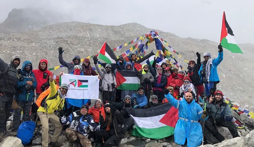 علم فلسطين يرفرف على قمة جبل إيفرست