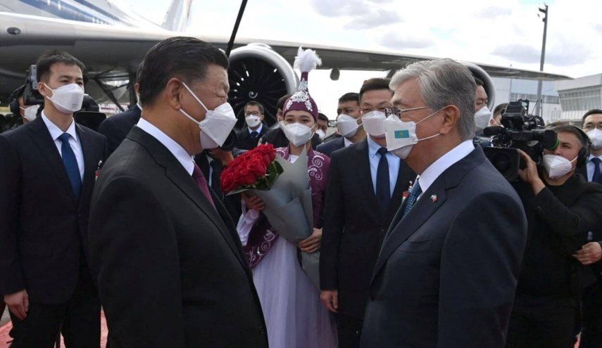 رئيس الصين يصل كازاخستان في أول جولة خارجية منذ 2020