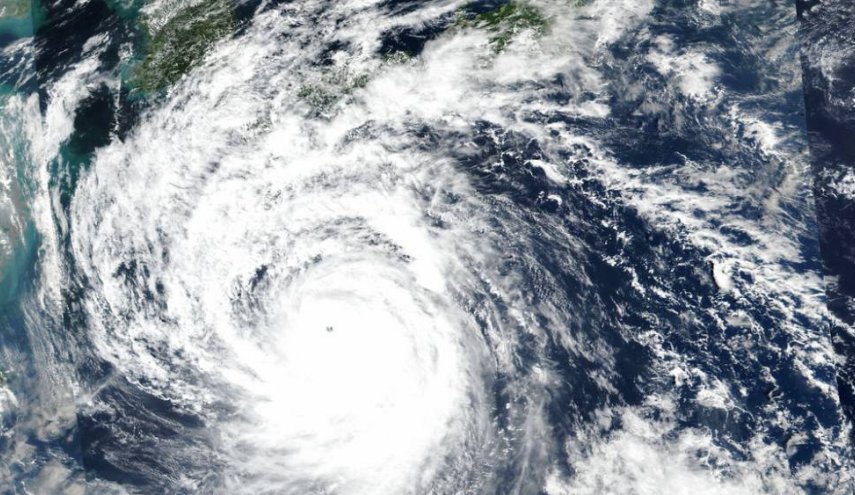 پناه گرفتن هزاران نفر در پناهگاه‌ همزمان با رسیدن طوفان نانمادول به سواحل ژاپن