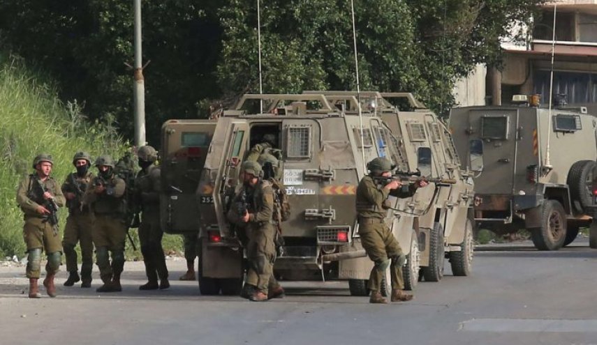 الاحتلال يعتدي على منازل الفلسطينيين في الخليل وينصب حواجز عسكرية