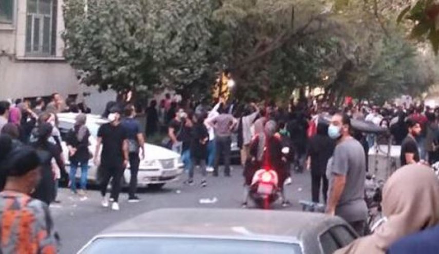 تجمع در خیابان حجاب تهران با موضوع درگذشت مهسا امینی