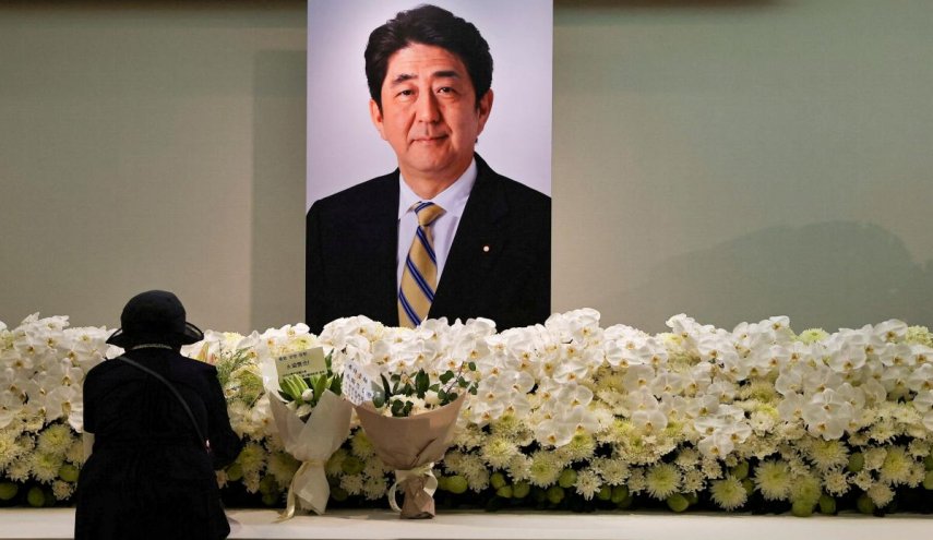 مردی در نزدیکی دفتر نخست وزیر ژاپن در اعتراض به تشییع جنازه رسمی آبه خود را آتش زد