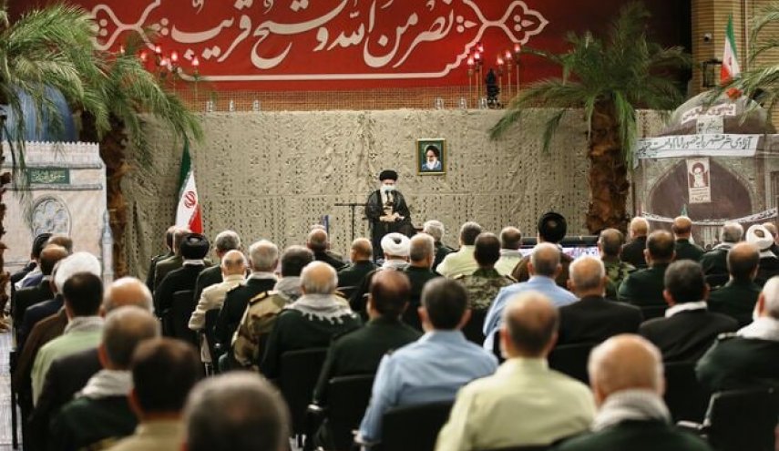 بدء مراسم لقاء قائد الثورة الاسلامية مع رواد وقادة الدفاع المقدس 
