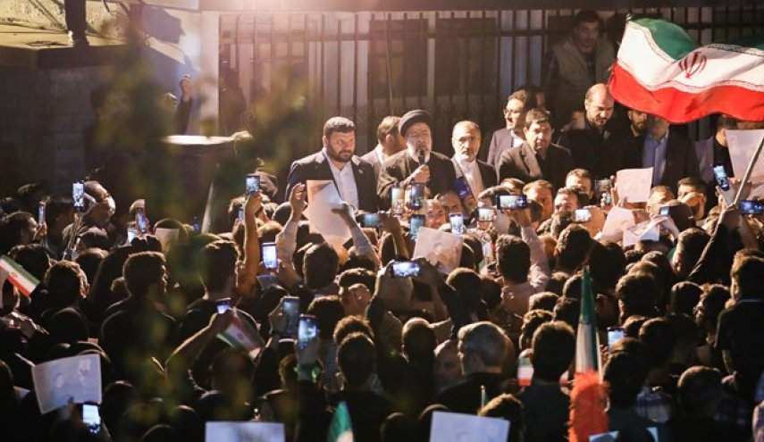 الرئيس الايراني يحظى باستقبال شعبي بعد عودته من نيويورك

