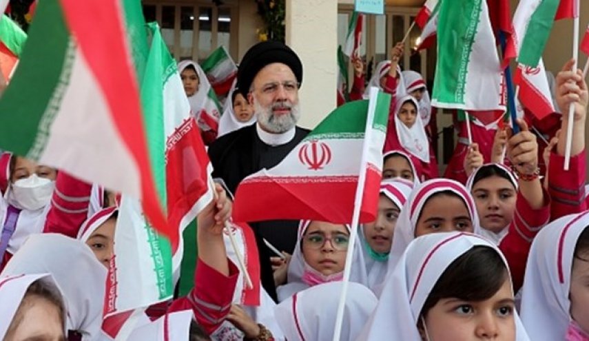 رئیس الجمهورية: المعلم والتلميذ شاركا في الدفاع عن ايران أمام صدام