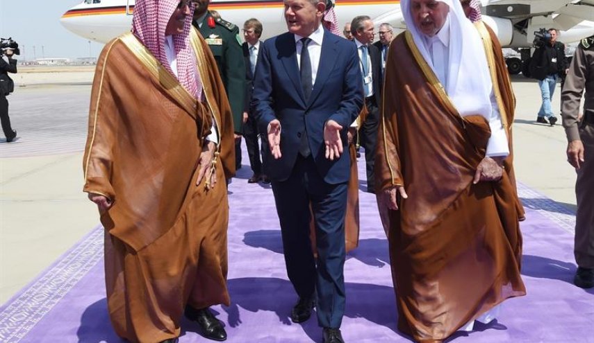 المستشار الألماني يصل السعودية ضمن جولة تشمل قطر والإمارات