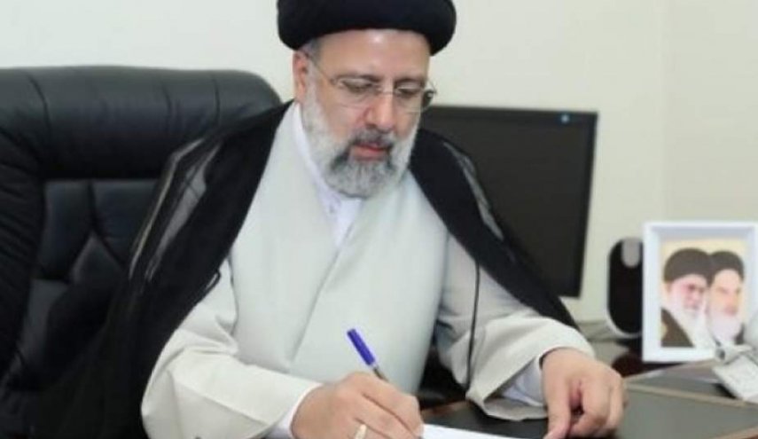 الرئيس الإيراني يشيد بمشاركة أهالي تبريز الحماسية في تشيع الشهيد
