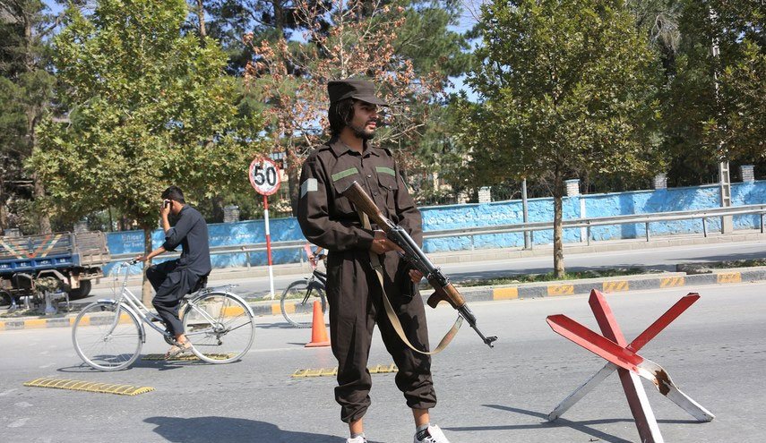 مقتل 8 أشخاص وإصابة 20 آخرين بتفجير انتحاري داخل مسجد في أفغانستان