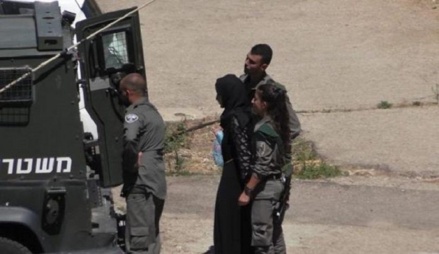 اعتقال سيدة في القدس المحتلة بعد اقتحام منزلها
