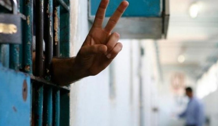 أسرى إداريون يواصلون الإضراب عن الطعام في سجون الاحتلال