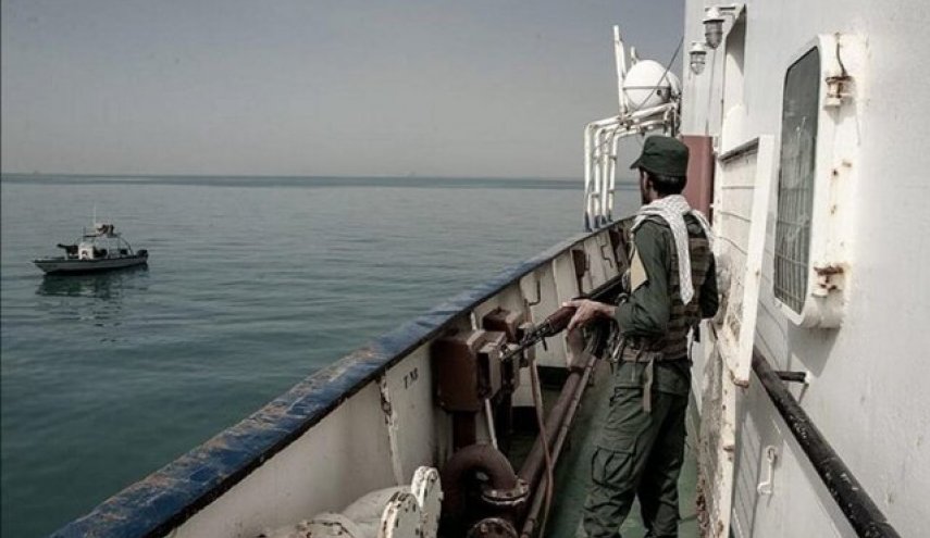 توقیف شناور ‌حامل ۲۵۰ هزار لیتر سوخت قاچاق در خلیج فارس

