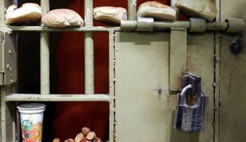  900 أسير يرجعون وجبات الطعام تضامنا مع الأسرى المضربين عن الطعام 