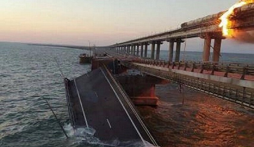روسيا تعلن استئناف حركة السيارات على الجسر بعد تعطلها جراء التفجير
