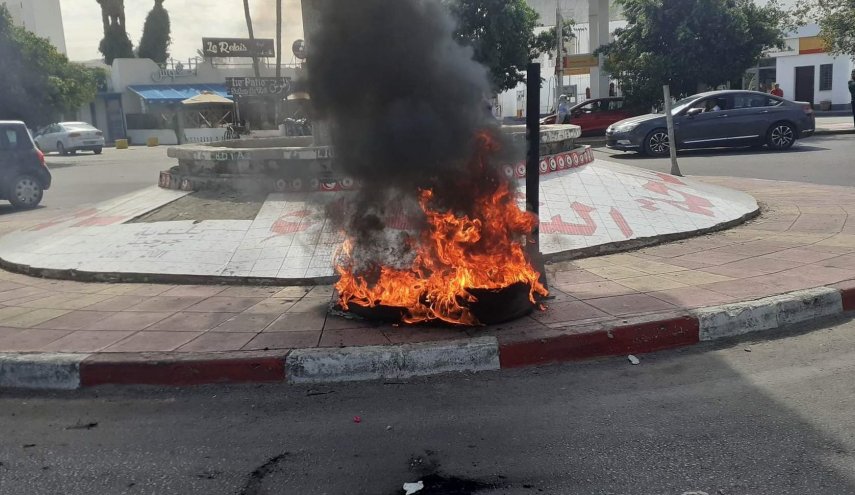 بالصور.. اندلاع اشتباكات بين متظاهرين والأمن التونسي 