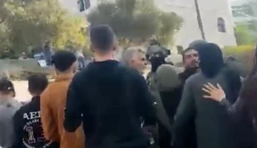حمله نیروهای اشغالگر به خانواده یک شهید فلسطینی در رام الله+ ویدیو