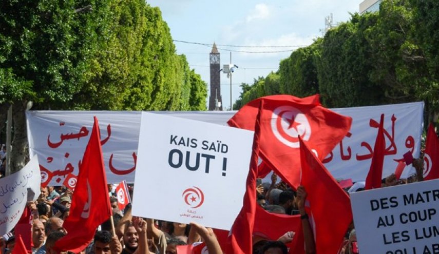 مسيرات ضخمة في تونس تطالب برحيل الرئيس قيس سعيد


