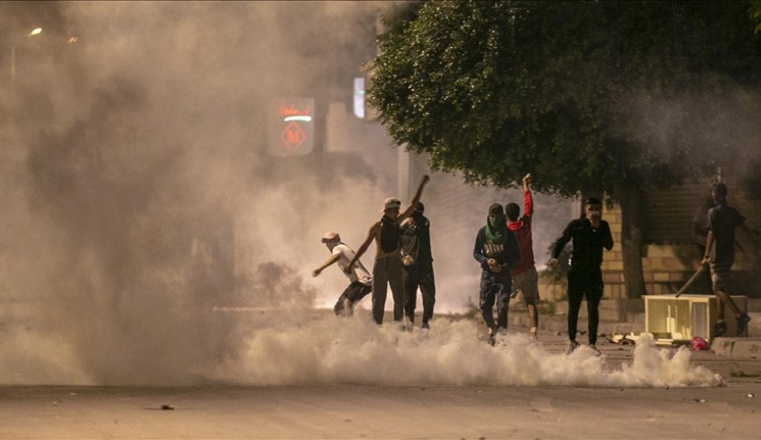  لليوم الثالث على التوالي.. استمرار الاشتباكات بين الأمن ومتظاهرين في تونس