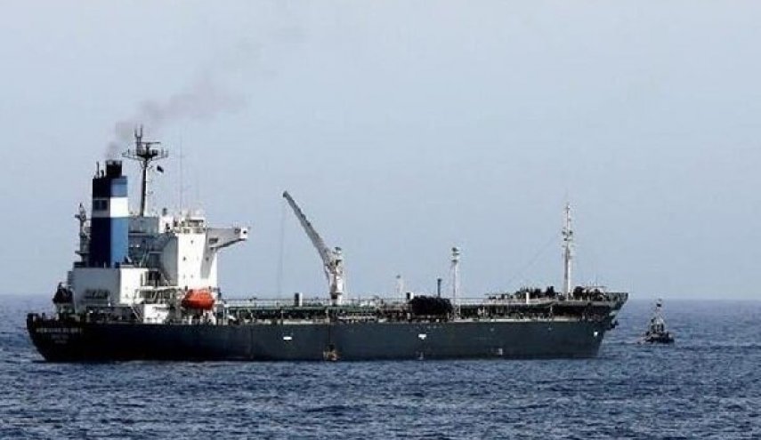 تحالف العدوان يحتجز سفينة بنزين يمنية