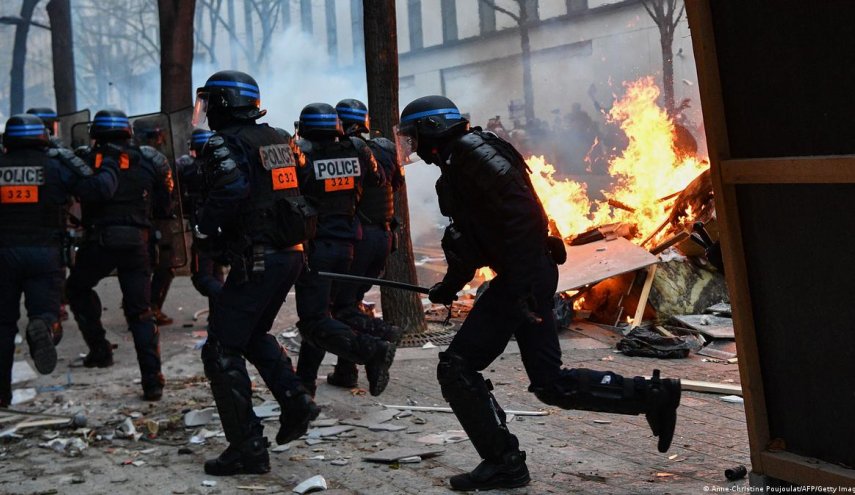 اشتباكات بين شرطة فرنسا ومحتجين يطالبون بزيادة الأجور

