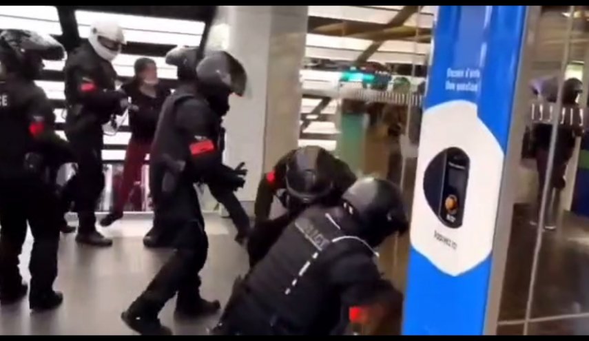 مقابله خشونت آمیز هشت پلیس فرانسوی علیه یک زن معترض + فیلم