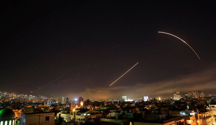 واکنش پدافند هوایی سوریه به اهداف متخاصم در آسمان دمشق+ ویدیو

