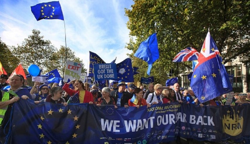 آلاف البريطانيين يطالبون بالعودة للاتحاد الأوروبي

