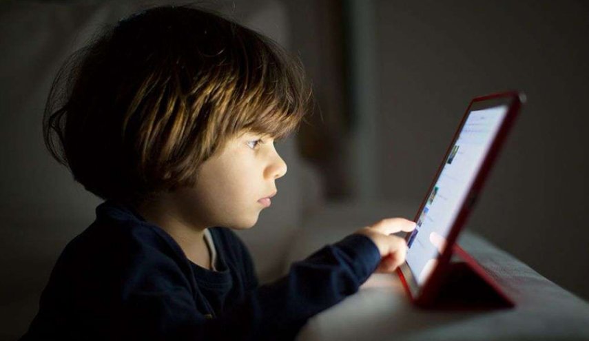 كيف تؤثر شاشات الأجهزة الإلكترونية على أعين الاطفال؟