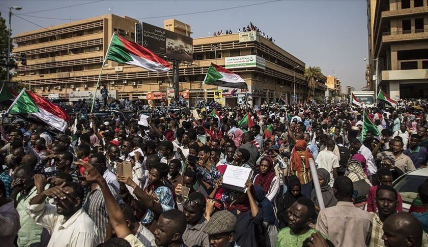 کشته شدن یک سودانی در تظاهرات اولین سالگرد کودتای نظامیان