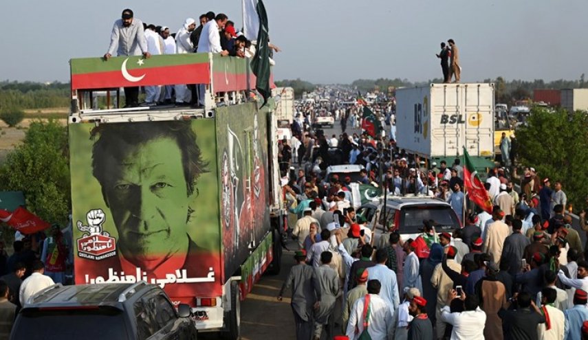 عمران خان ينظم مسيرة احتجاجية للمطالبة بإجراء انتخابات مبكرة في باكستان
