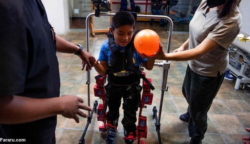 المكسيك.. طفل مصاب بالشلل الدماغي يتمكن من المشي بفضل 