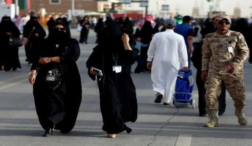 القبض على 3 أشخاص بتهمة التحرش بفتاة في مكان عام بالسعودية